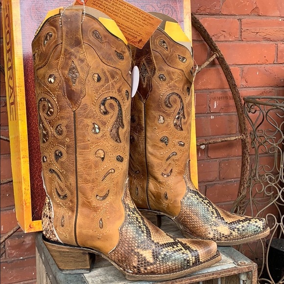 - CORRAL NEW Python Snakeskin Inlay Snip Toe Boots - Picture 2 of 13